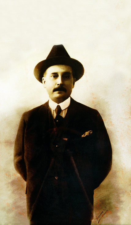 Imagen Fotografia Jose Gregorio Hernandez Posando Cuerpo Entero Parado Brazos Cruzados Detras Espalda Estudio Fotografico Ramirez y Compañia Fondo Neutro Texturizado Traje Negro Pañuelo Adornando Solapa Camisa Blanca Corbata Negra Sombrero Negro